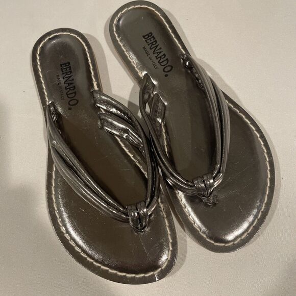 Bernardo Iconic Miami Sandals Metallic Pewter Made Italy Leather Thong Flat 8 - Picture 1 of 7